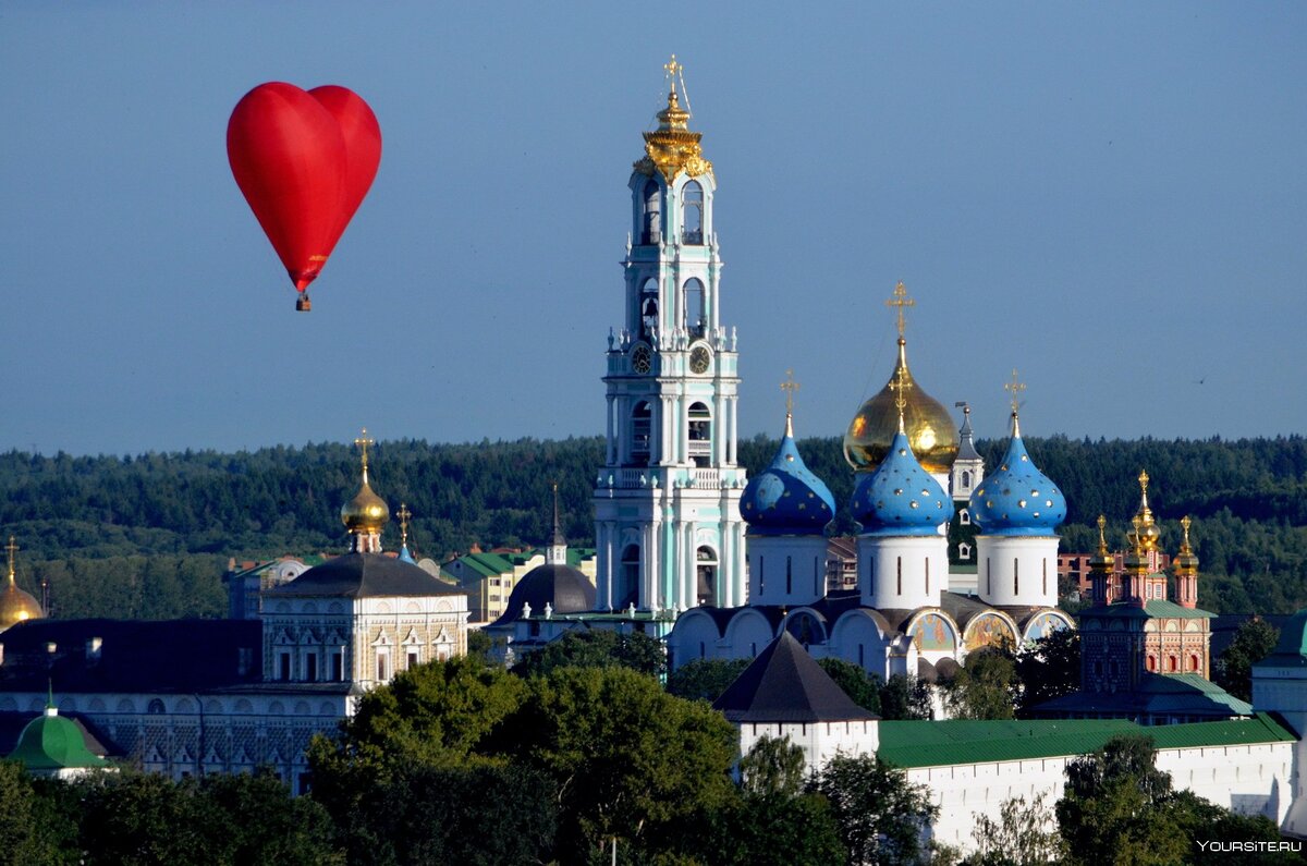 г. Сергиев Посад, является единственным городом Московской области, который входит в маршрут Золотого кольца. Здесь находится самый крупный мужской монастырь Русской Православной Церкви в честь Святой Троицы. Его основателем является великий русский святой подвижник 14 века преподобный Сергий Радонежский. Около 600 лет тому назад молодой человек в возрасте 23 лет пришел сюда на гору Маковец для того, чтобы полностью посвятить себя служению Богу.