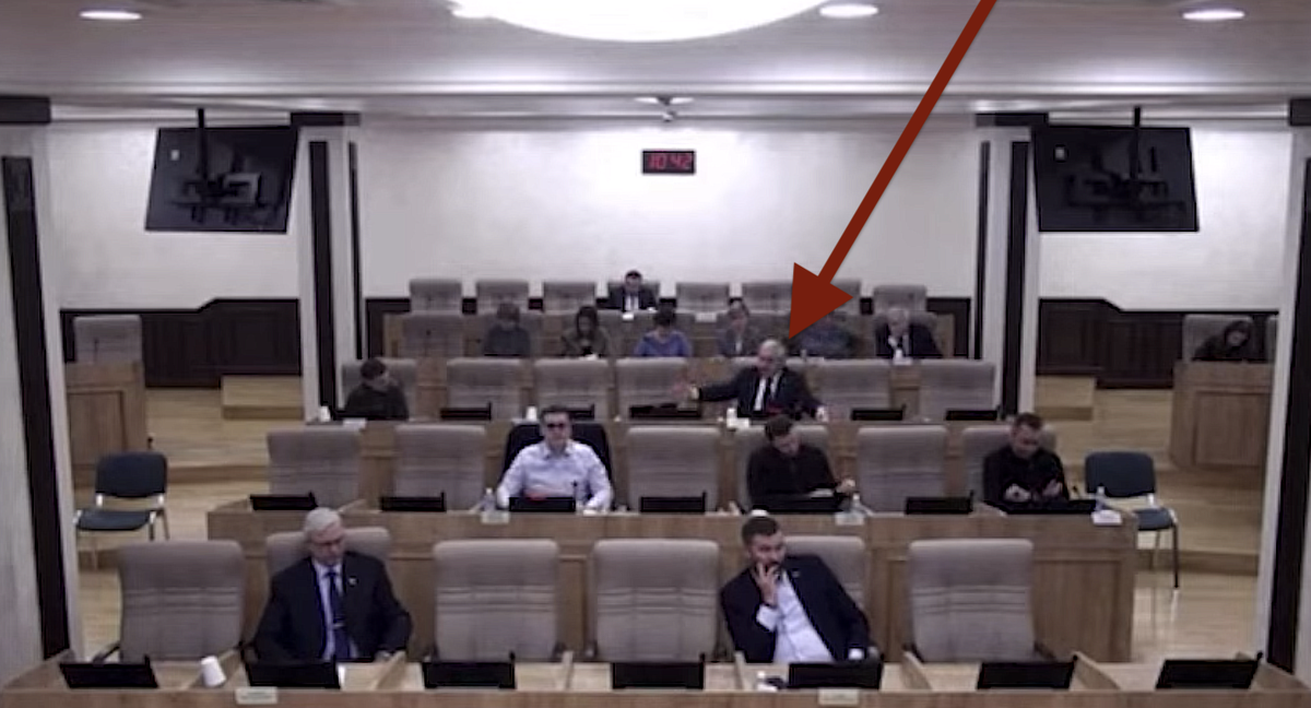 Вот он, активно жестикулирует, взывая к коллегам, половина из которых отсутствуют