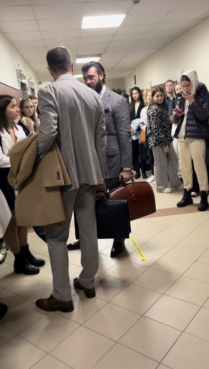 Студенты Аяза Шабутдинова пришли в суд. Толпа там далеко тянется во все стороны