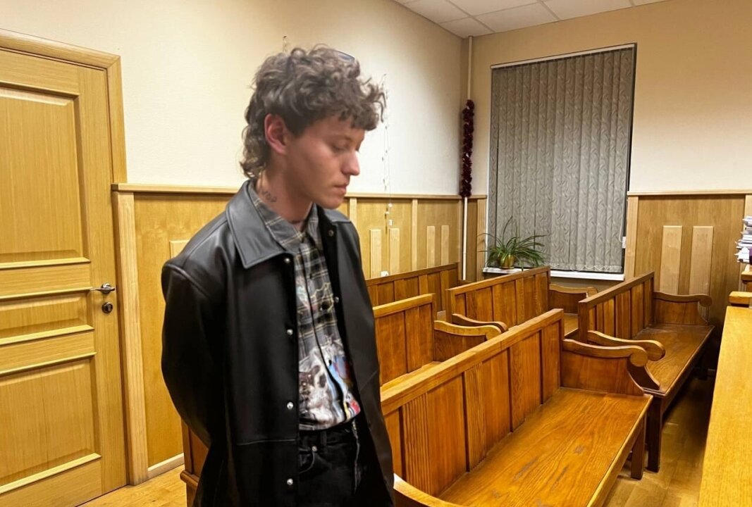    Сжегшего паспорт певца Шарлота поместили в спецприемник в Санкт-Петербурге
