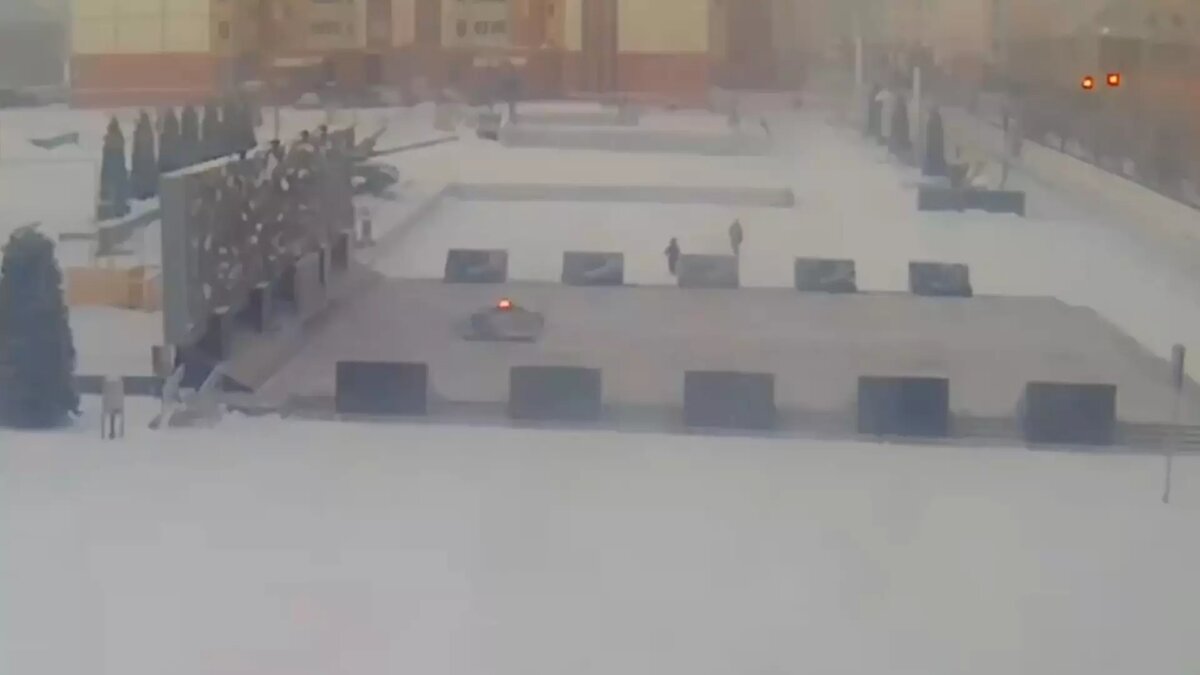     В Норильске полицейские ищут детей, погасивших пламя на Вечном огне.