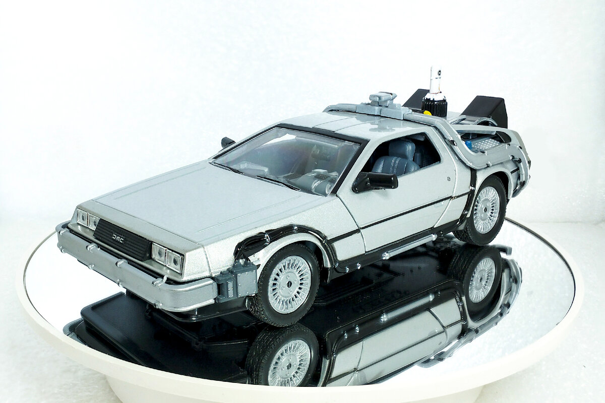 Машина времени DeLorean DMC-12 в масштабе 1:24 (из к/ф 