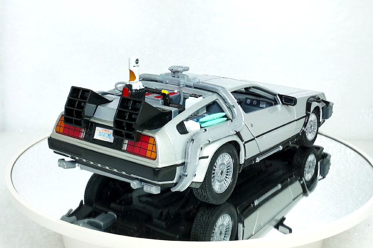 Машина времени DeLorean DMC-12 в масштабе 1:24 (из к/ф 