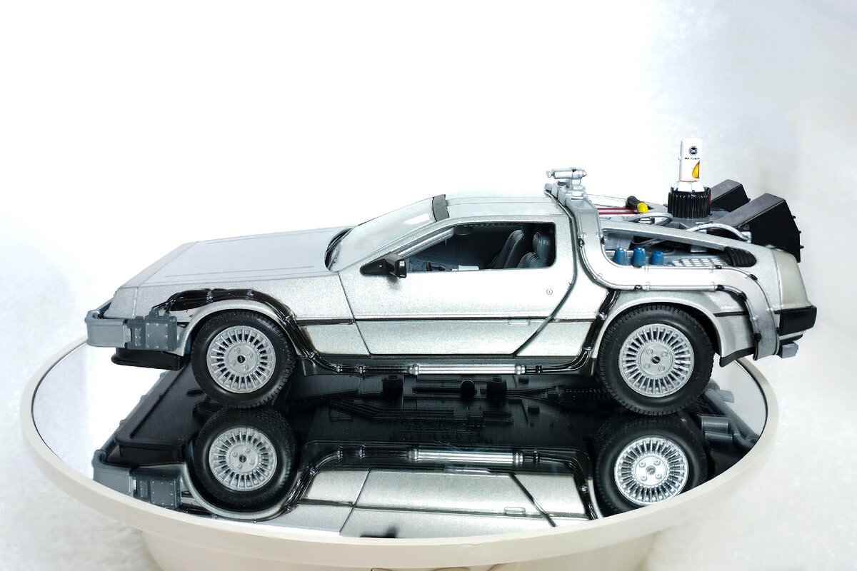 Машина времени DeLorean DMC-12 в масштабе 1:24 (из к/ф 