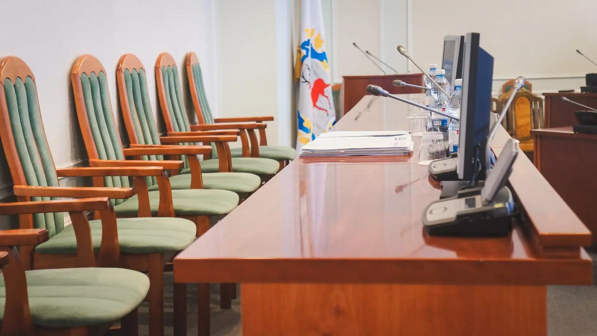     В Омской области установили нормативы на оплату труда муниципальных служащих и народных избранников на следующий год.