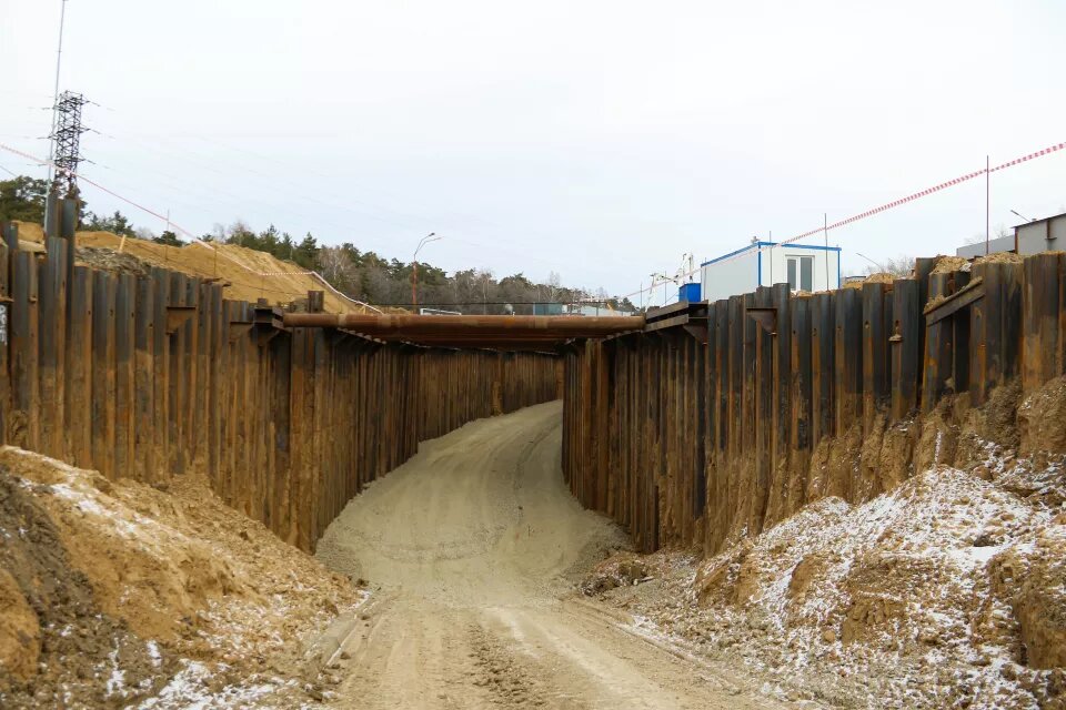 Строительство трехуровневой транспортной развязки на Змеиногорском тракте. Ноябрь 2023 года. Источник: Виталий Барабаш
