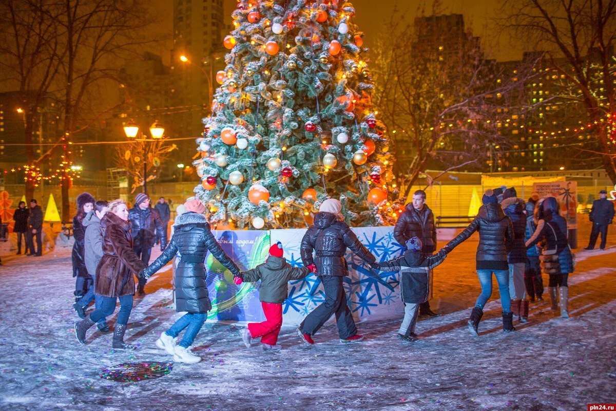 Новогодние гуляния. Новогодние гуляния на улице. Празднование нового года на улице. Новогодний праздник на улице.