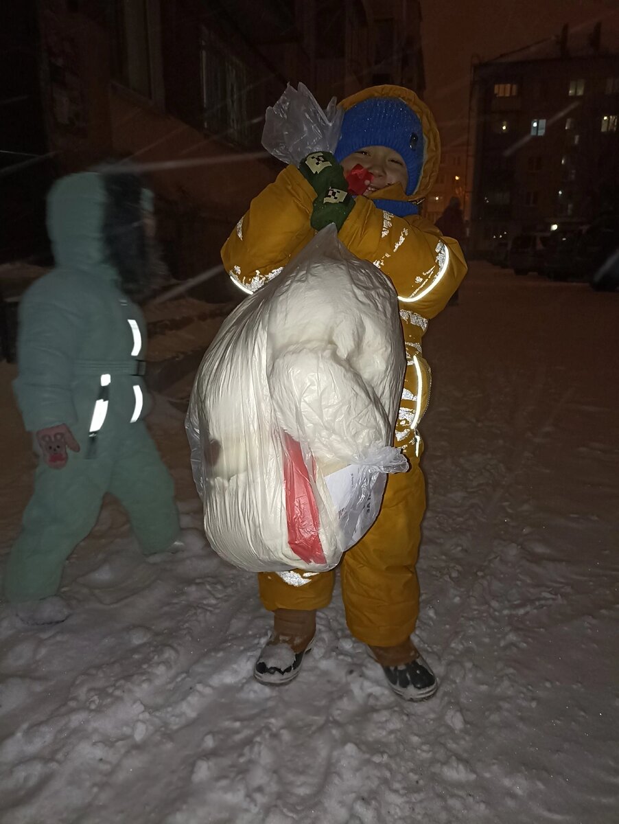 Тащит домой 