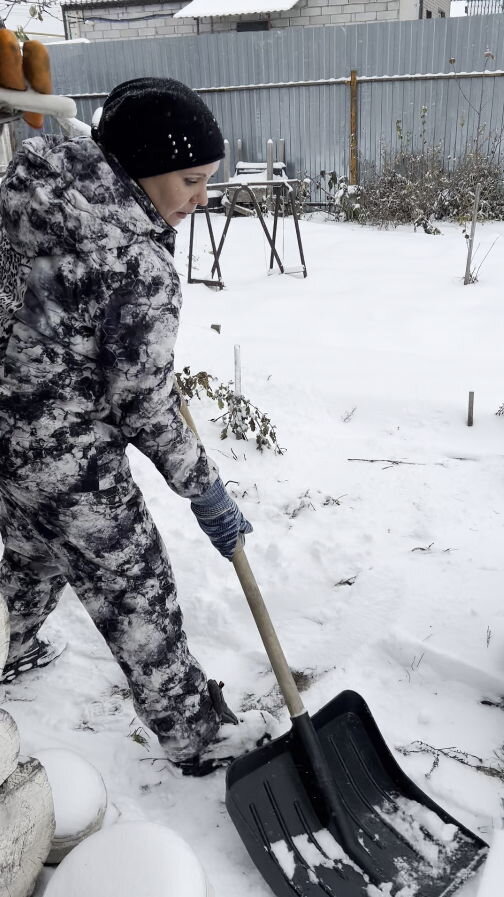 Лопату специально подбирал Олесе под цвет шапки. Главное быть на стиле ))
