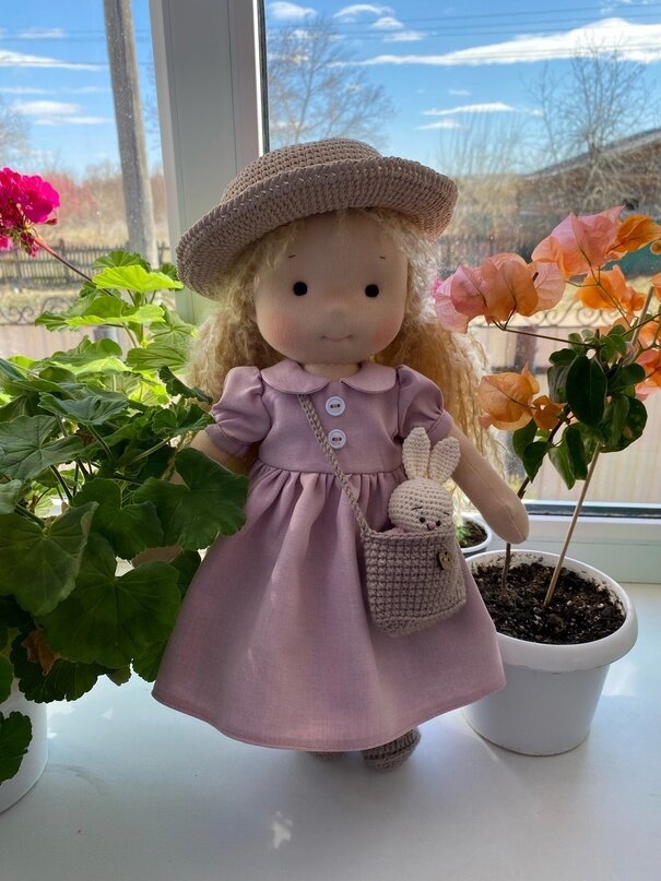 Жительница Тебетеево летом разводит цветы, а зимой шьет куклы