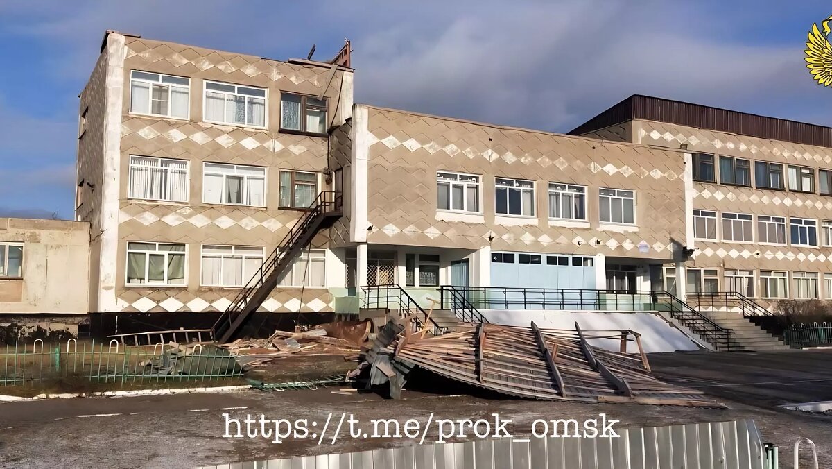     Директор образовательного учреждения получил представление от прокуратуры.