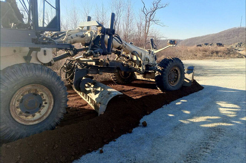 Дороги грейдеруют на острове Русский в преддверии зимы
