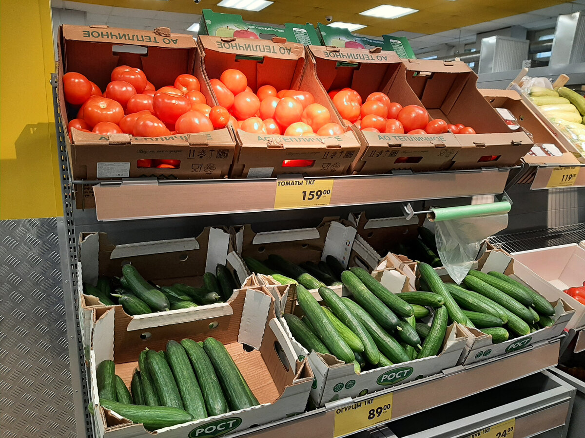Огурцы и помидоры в магазине Чижик 