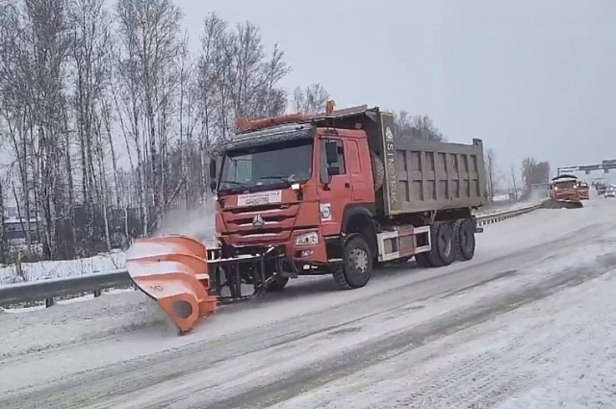    Более 200 спецмашин чистят трассы от снега в Свердловской области