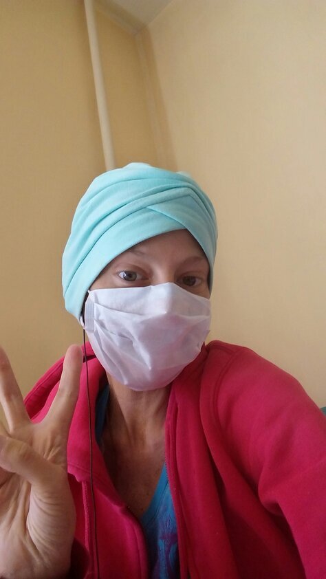 Нет ресниц и почти не осталось бровей. 