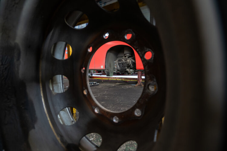    На СВО не потребовались запчасти для транспортных средств (каких именно, не раскрывается), детали для «КАМАЗов», записные книжки, мужские носки и полотенца Фото: «БИЗНЕС Online»