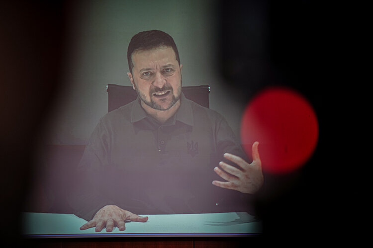    Еще одной занятной новостью этой недели стало заявление Зеленского о том, что Россия готовит на него покушение, о чем он так же красноречиво рассказал в интервью The Sun Фото: © Kay Nietfeld / dpa / www.globallookpress.com