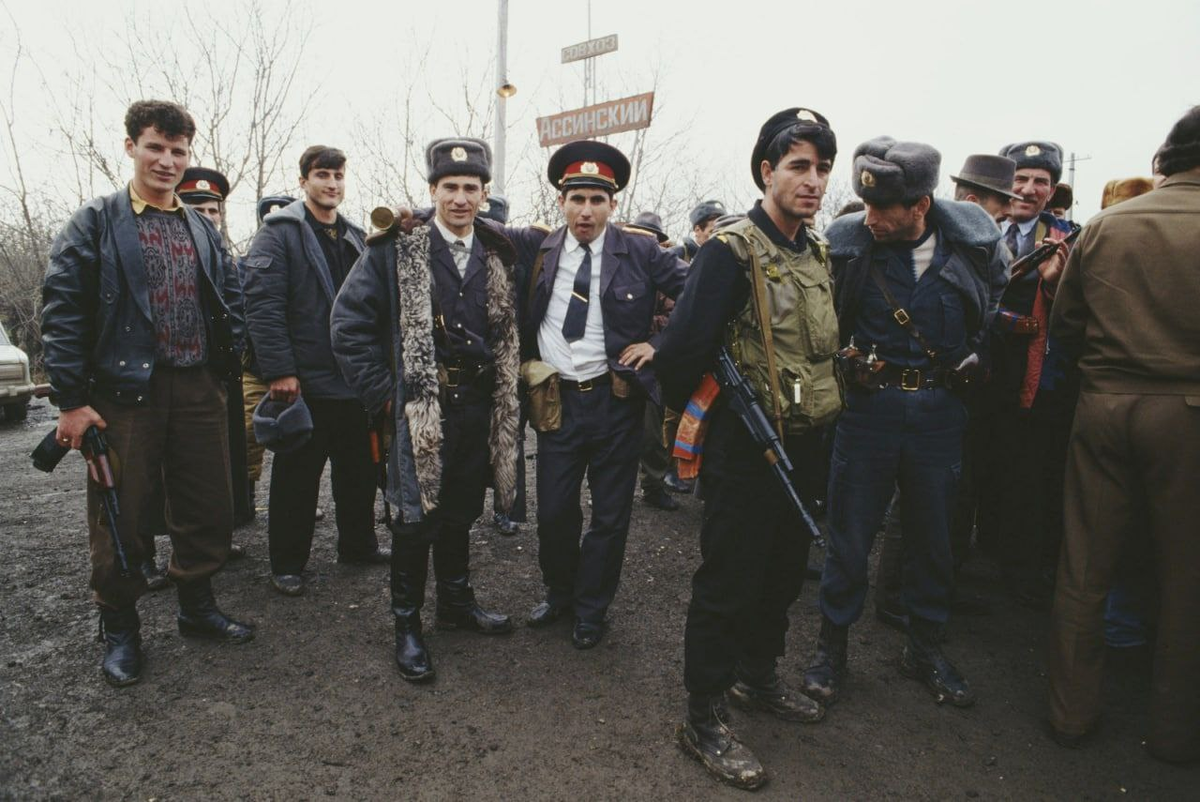ельцин в августе 1991. рокеры 90-х. кровавый первомай 1993 года в москве. ларьки 90е тула. осетинско ингушецкий конфликт.