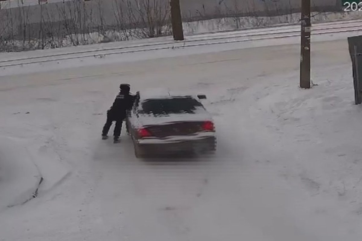 В Уфе наркоманы протащили полицейского на двери своего автомобиля | АиФ –  Уфа | Дзен