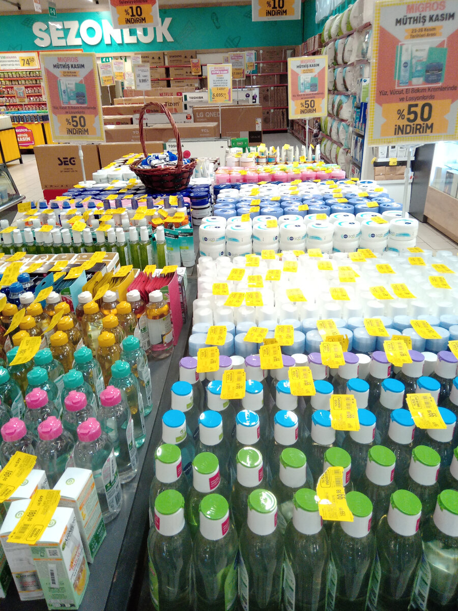 Косметический ряд в 5М-"Мигросе" в дни распродажи.