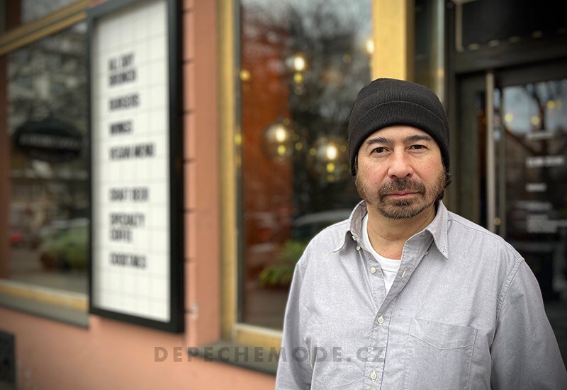 Тим Сименон возле своей бургерной.