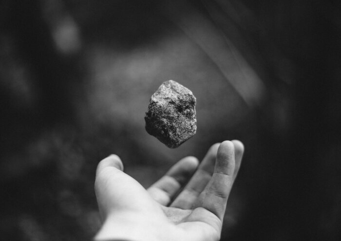 Фото: Википедия. Графит — это самородный минерал, в основе которого лежит углерод