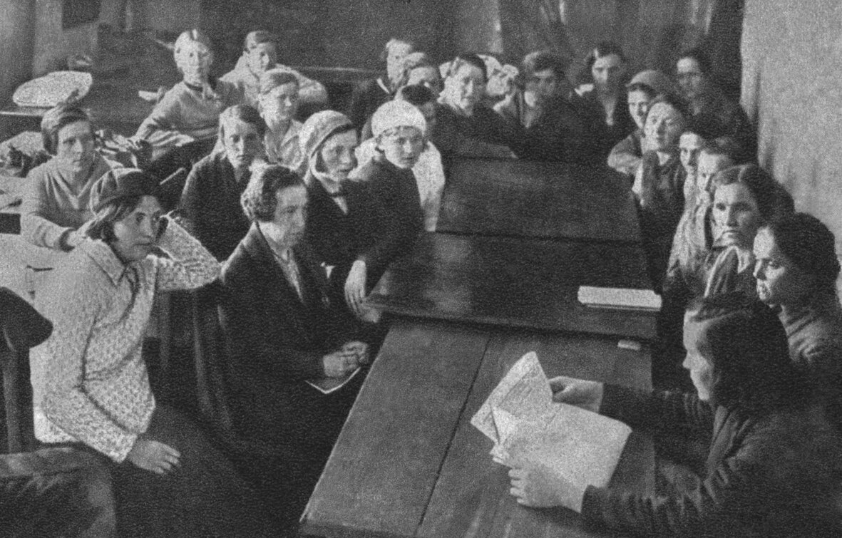 Заседание комиссии женсовета УВЗ. 1936 год