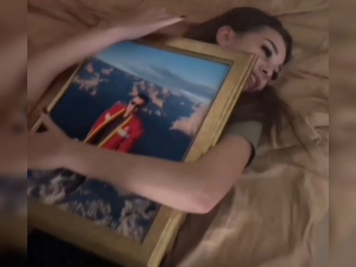 Ангелина спит с фотографией Ивана Барзикова. Источник: соцсеть