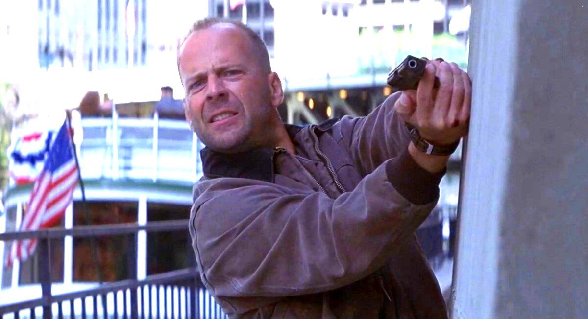 - Ой-ё-ёй, как тут у вас всё запущено! Не, пусть с этой фигнёй Джон Макклейн разбирается, а я пас! 