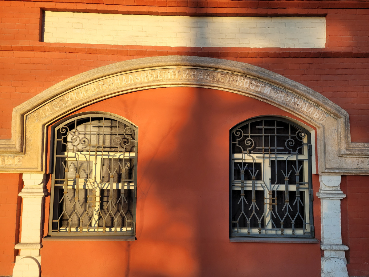 Надписи не сильно хорошо видно... Галстуки, журналы. листайте галерею.