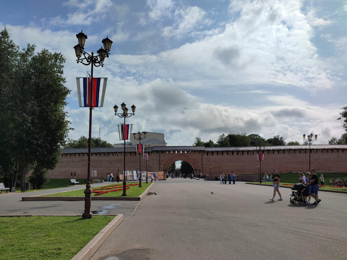 Перейти мост через ров и входная арка распахивает свои широкие объятья!