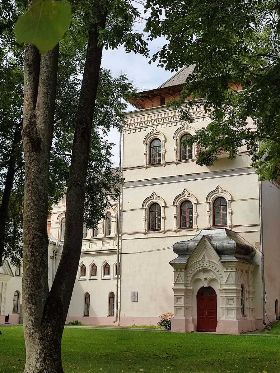 И сразу же вижу Музей изобразительных искусств. Даже хотела зайти, но времени не хватило 🤷