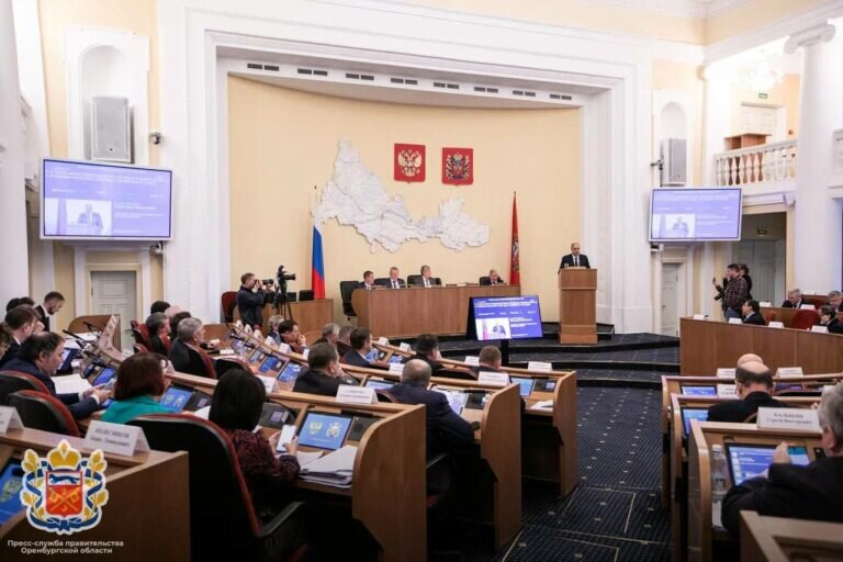    Денис Паслер представил депутатам Заксобрания Оренбуржья проект областного бюджета Андрей Севостьянов