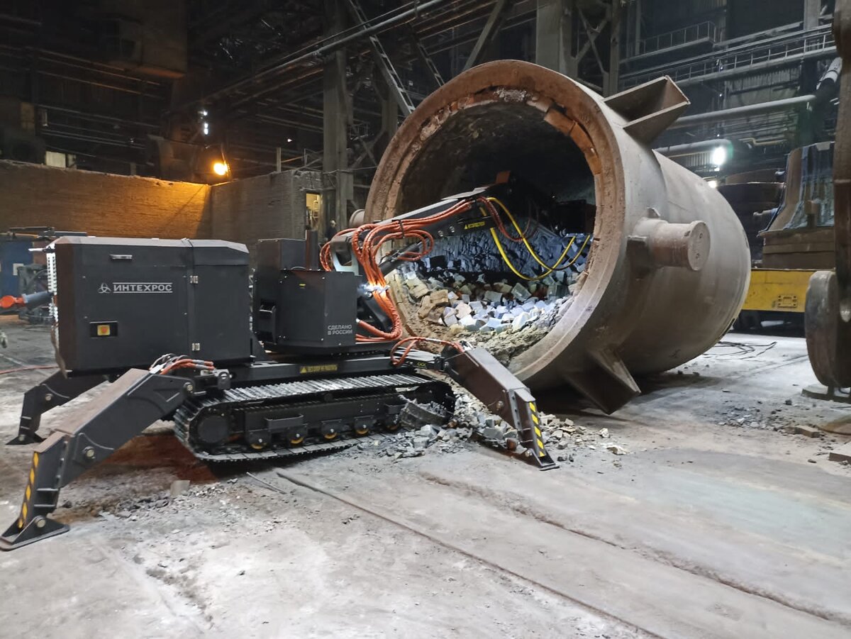 РОИН Р300 в металлургии, выбивка футеровки сталелитейного ковша.