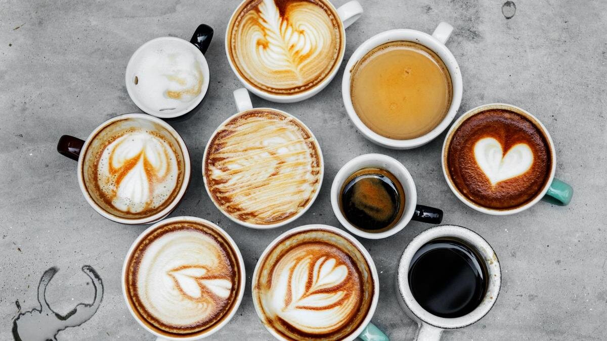    Вид сверху на кружки с разными видами кофе:Freepik