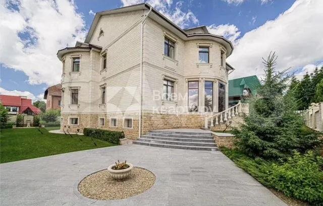 В Заельцовском районе Новосибирска продаётся коттедж за 102 млн рублей. По словам автора объявления, облицовка дома выполнена из дагестанского камня, а все строительные материалы проверялись на радиацию.

