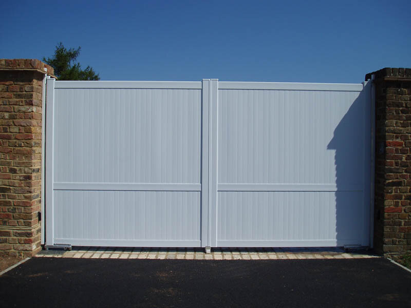 Распашные ворота при въезде на территорию частного дома