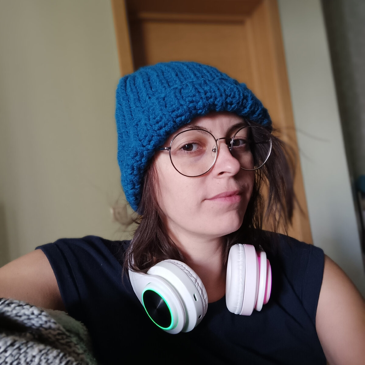 Связала шапку в подарок