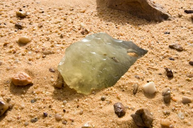 Загадочное стекло в пустыне