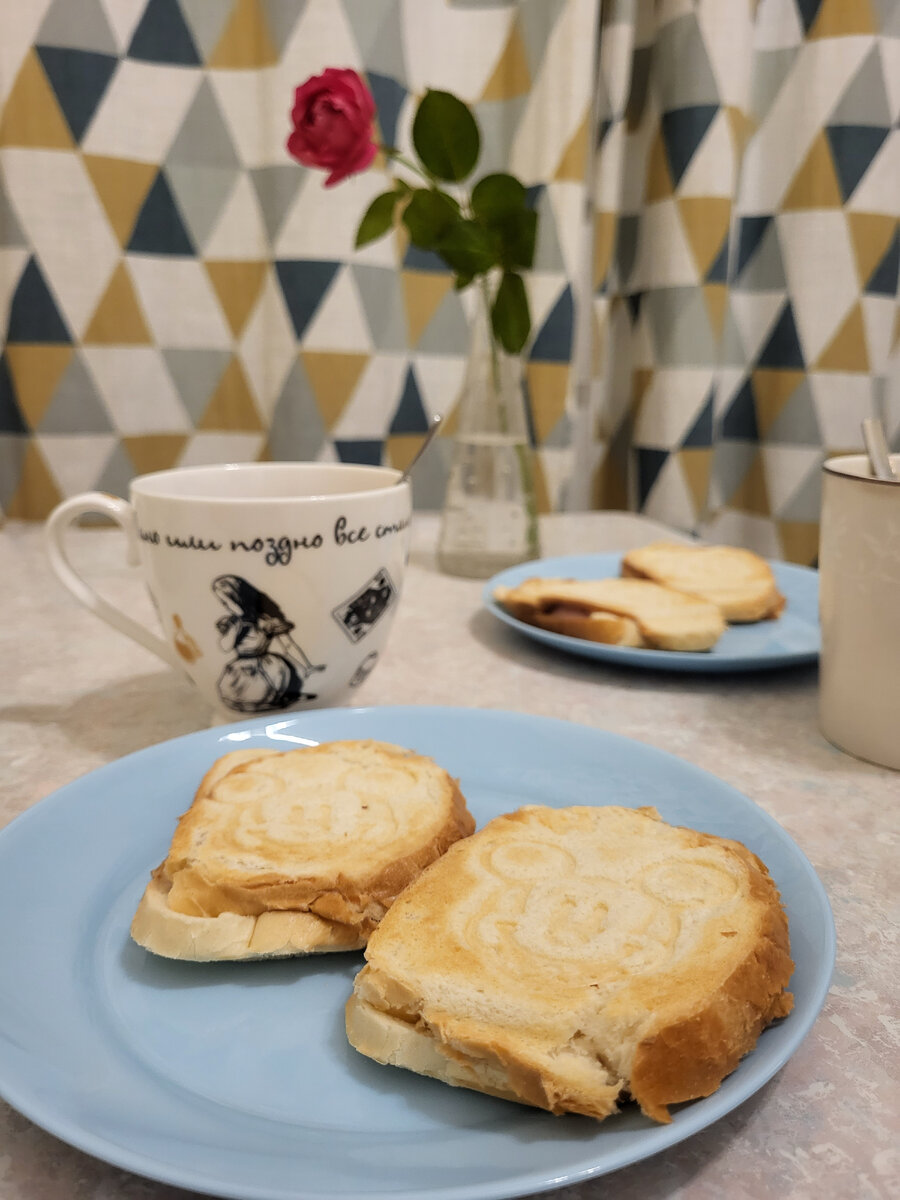 На завтрак сделала горячие бутерброды