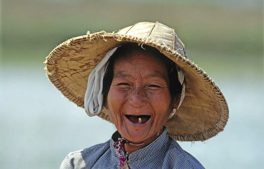 Бабушка без зубов. Улыбка китайца. Китаец улыбается.