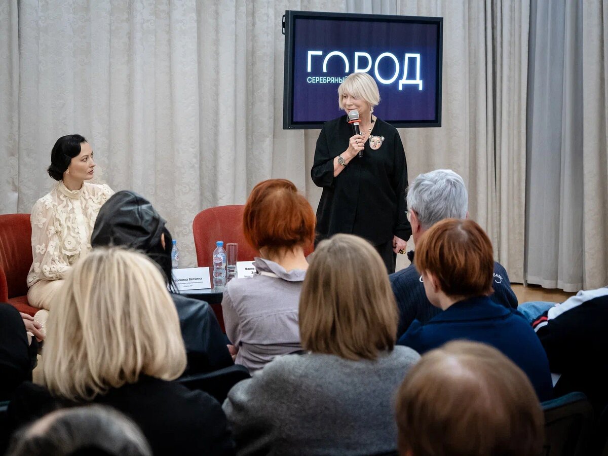 Вероника Вяткина и Фаина Захарова (фото: Вера Юрокина) 