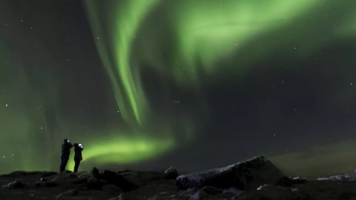     Фотографии, на которых запечатлено необычное явление, опубликовали очевидцы в социальных сетях.