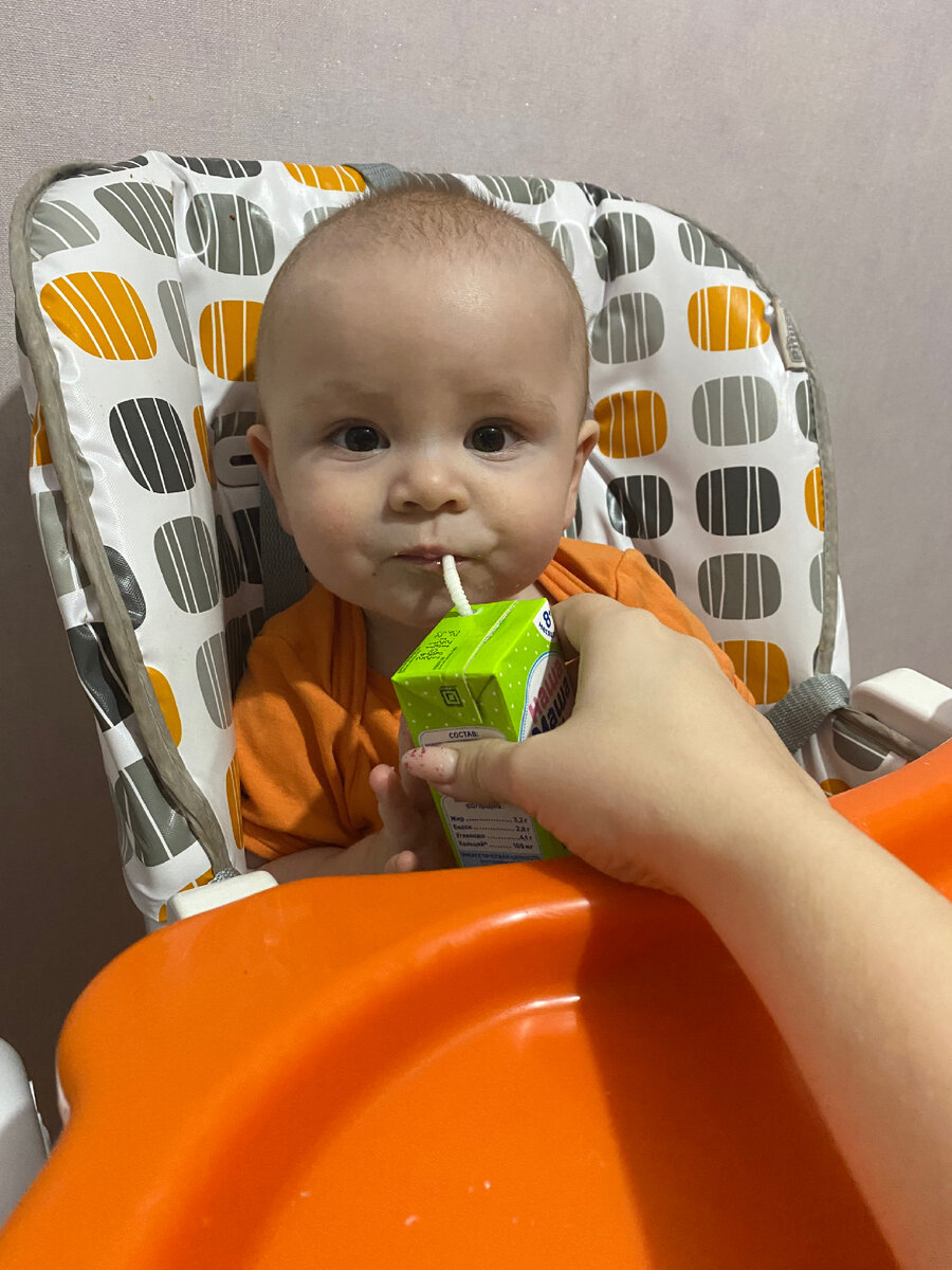 Совсем недавно сын научился пить из трубочки) 