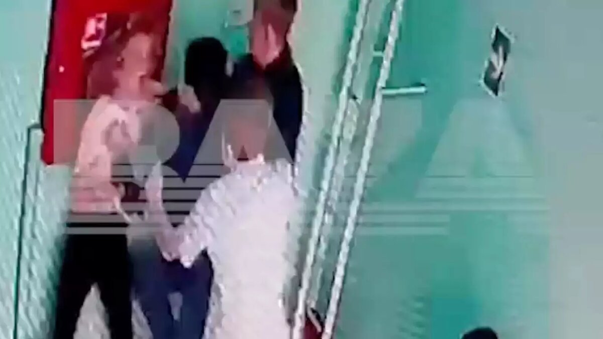     В Красноярском крае сына завуча и внука депутата оштрафовали после драки с восьмиклассницей на лестнице. В минобразования края опровергли то, что будут проводить проверку в школе после этого.