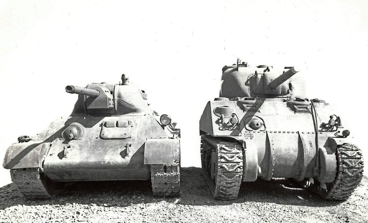 Т-34 и М4 Шерман в сравнении.