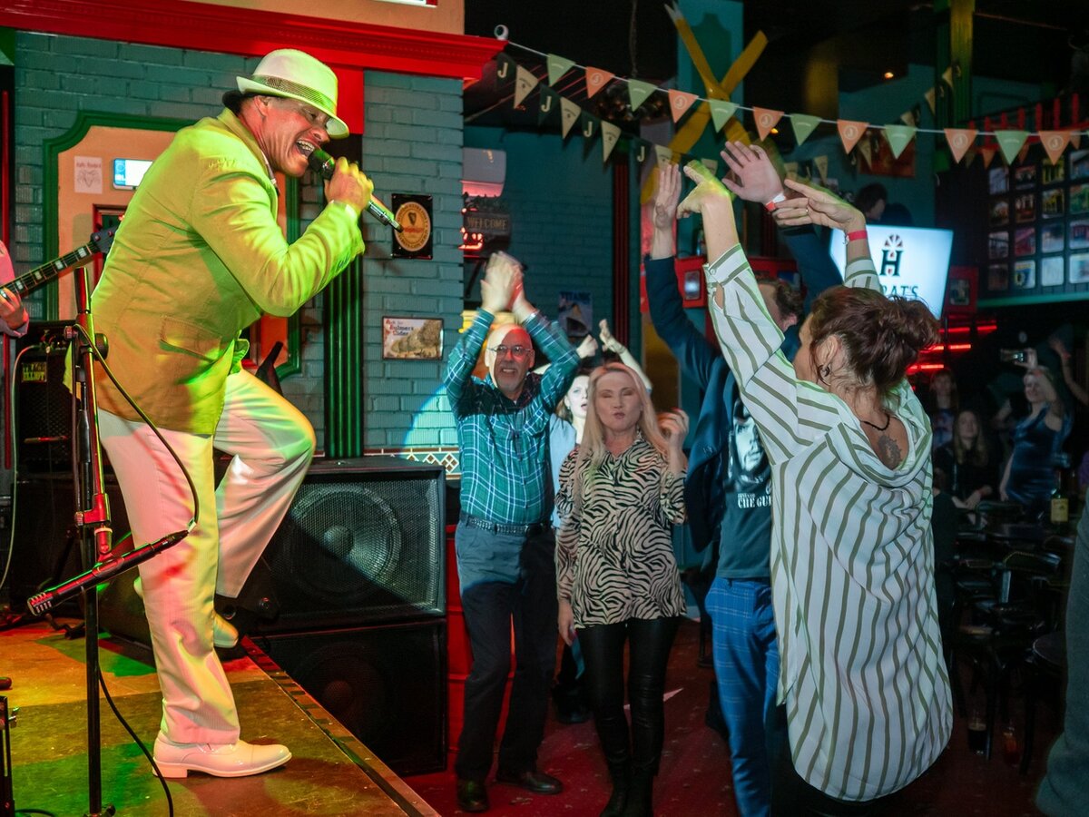 Зрители не смогли усидеть на месте под звуки зажигательной румбы. Фото Андрея Дубровина