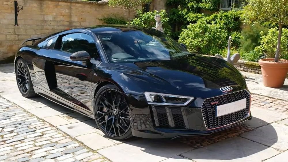 Audi R8 / youtube