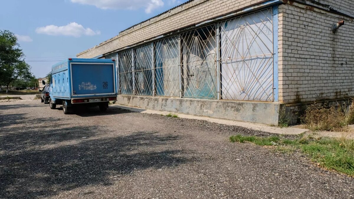     Мужчина самовольно обустроил в подъезде кладовую, сообщили в ГУФССП России по Ставропольскому краю.