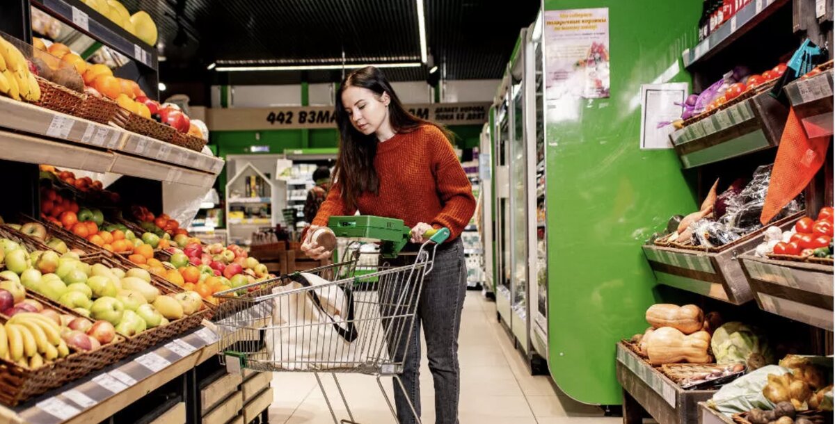 Кассовое оборудование на ключ. Некоторые магазины работают. Работа на кассе. Женщина в магазине. Полка добра в магазине.